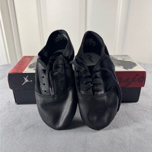 Capezio Children’s Black Split Sole Leather Lace Up Jazz Shoes Size 2